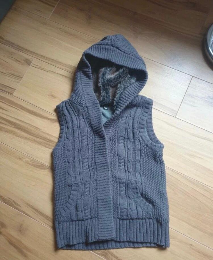 Graue Strickweste mit Plüschkapuze