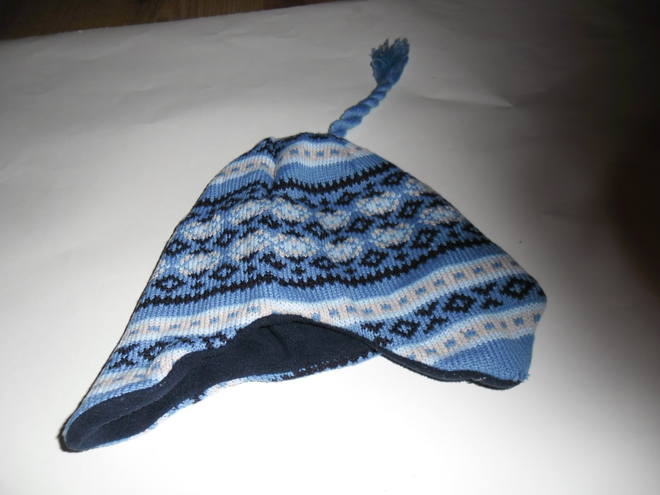 Kindermütze Mütze mit Strickmuster Ohrenklappen und Zopf Größe 51 blau von bobo
