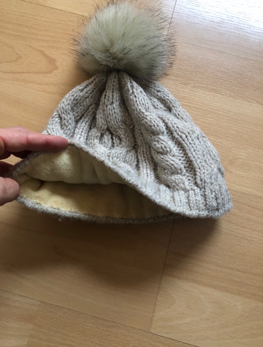Beigefarbene Strickmütze
