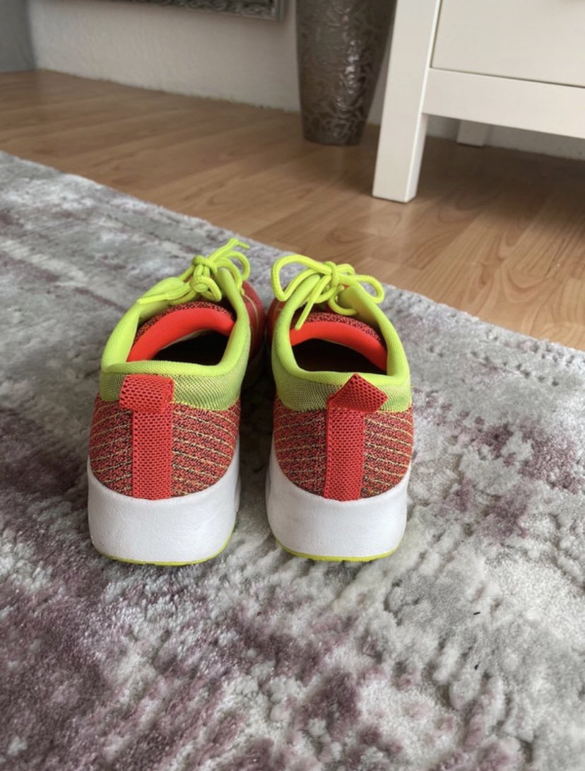 Bunte Nike Thea