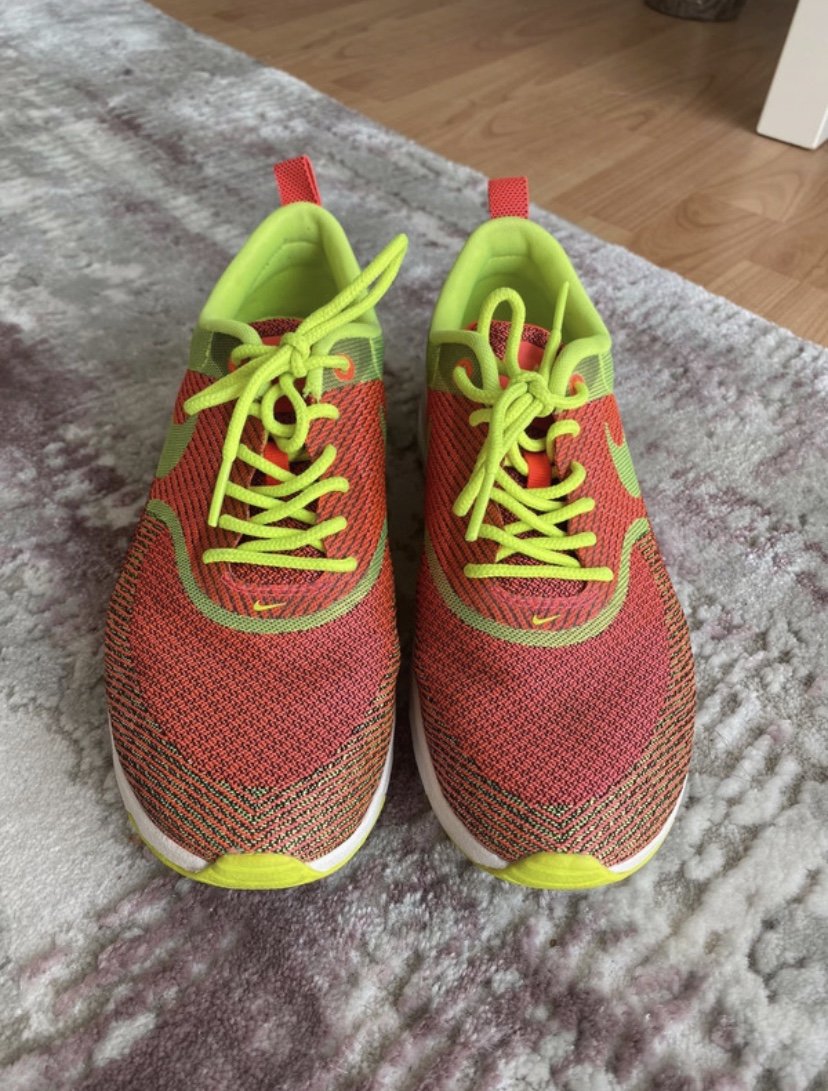 Bunte Nike Thea