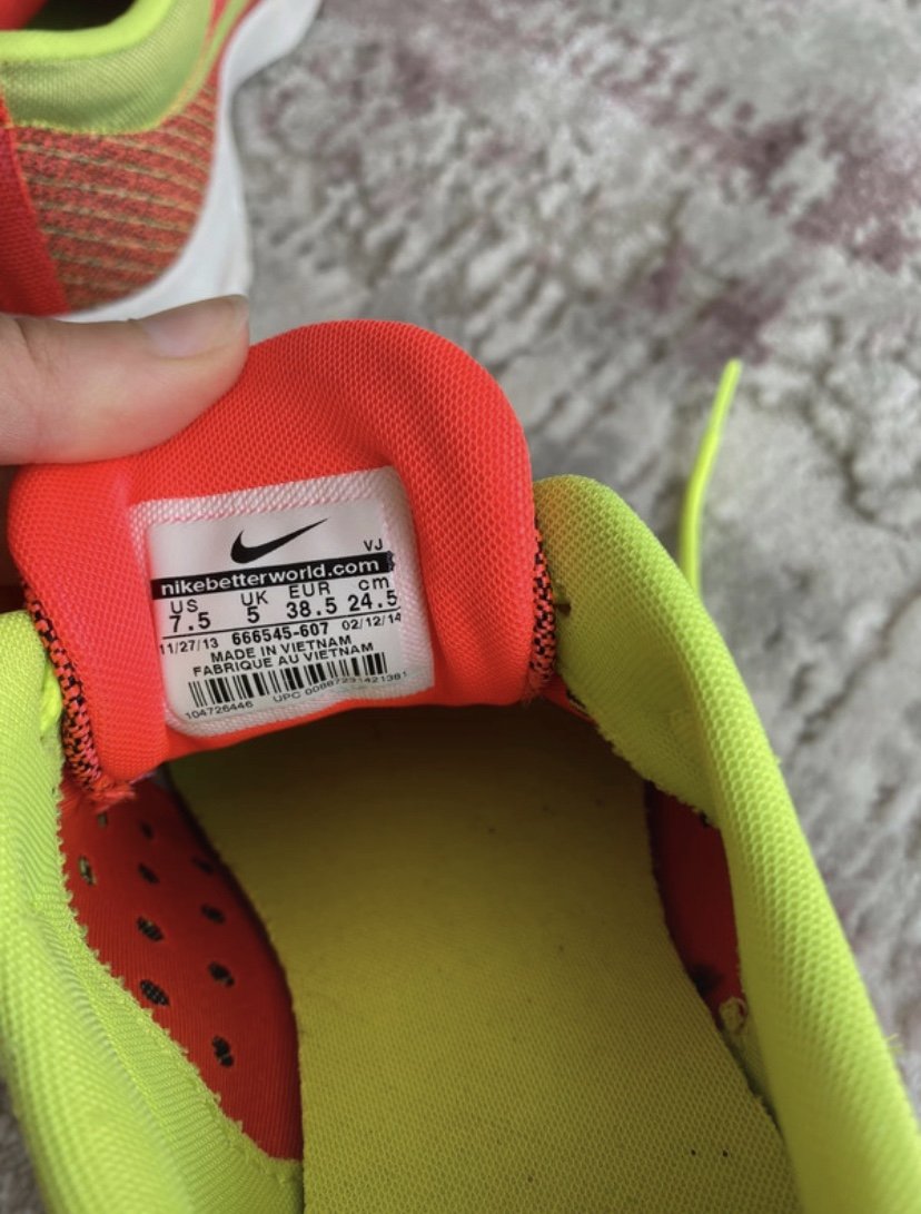 Bunte Nike Thea