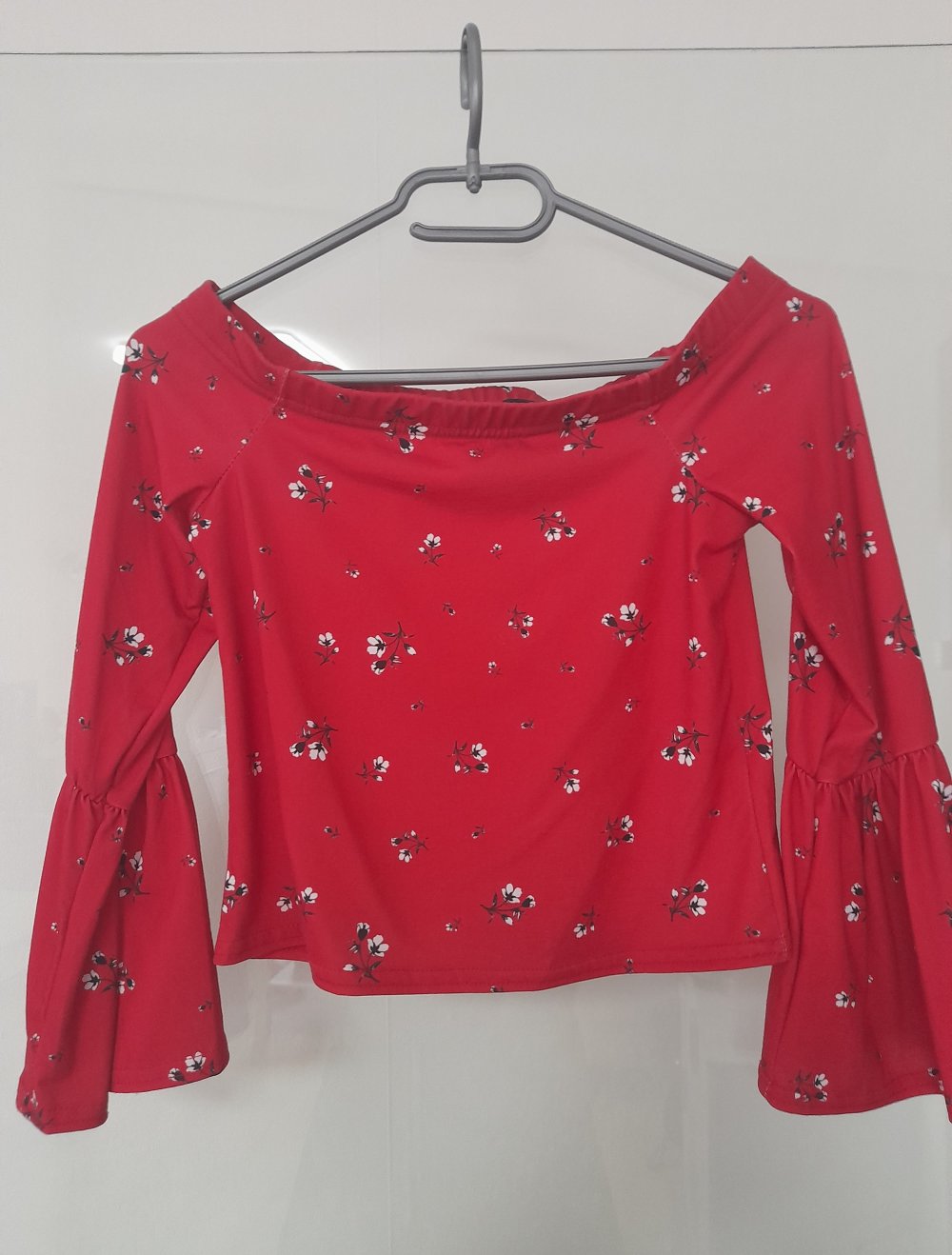 Schöne, rote Bluse mit weißen Blumen