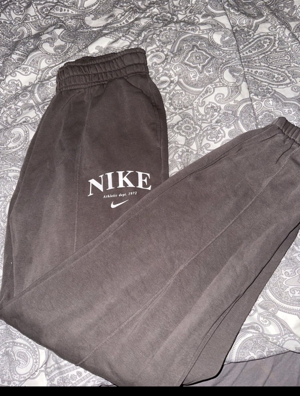 Nike essentials Jogginghose grau