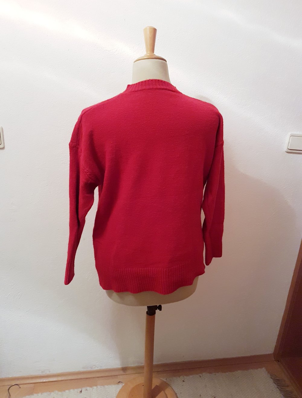 neuer roter strickpullover mit zopfmuster