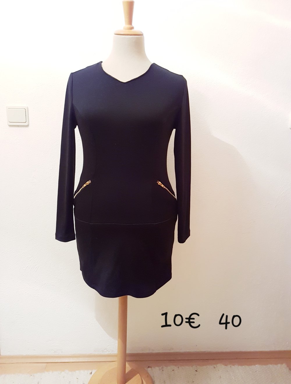 neues Schwarzes kleid mit Reißverschluss