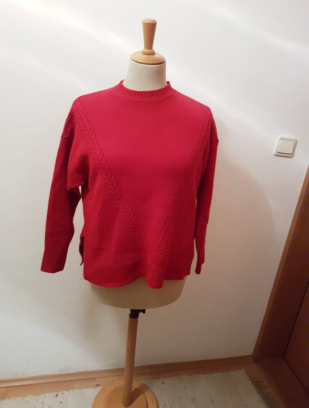 neuer roter strickpullover mit zopfmuster