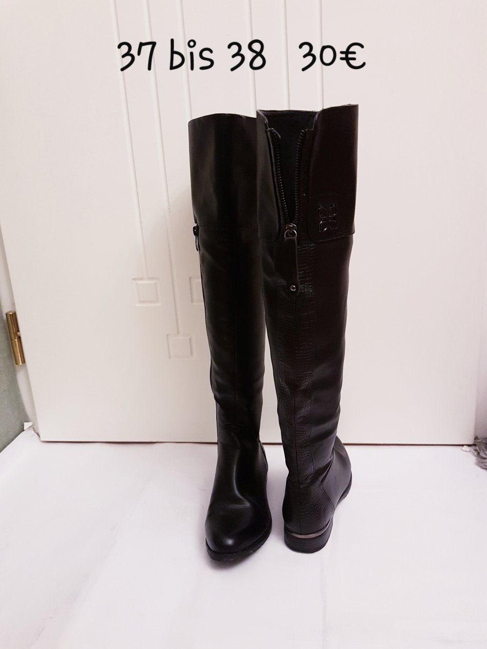 Schwarzer warme kniehohe stiefel