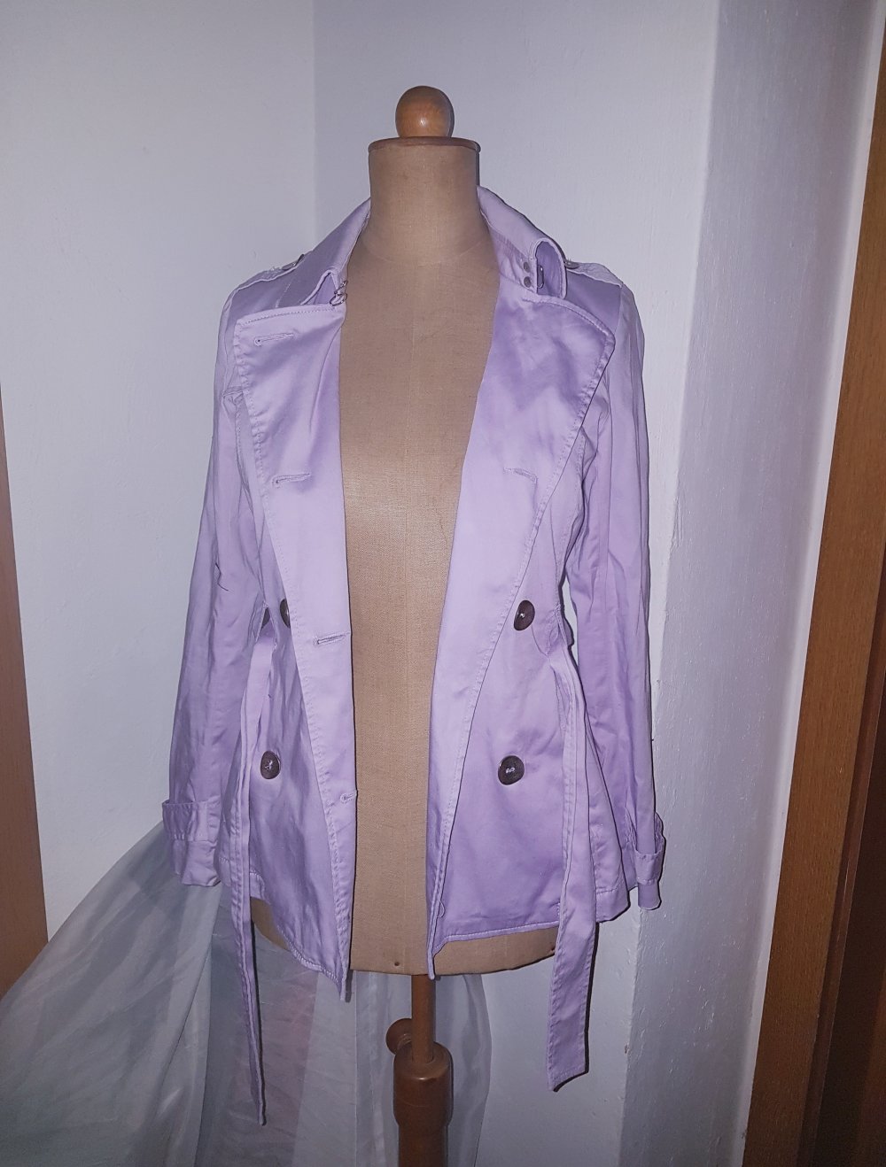 tranchcoat lila mit knopfleiste