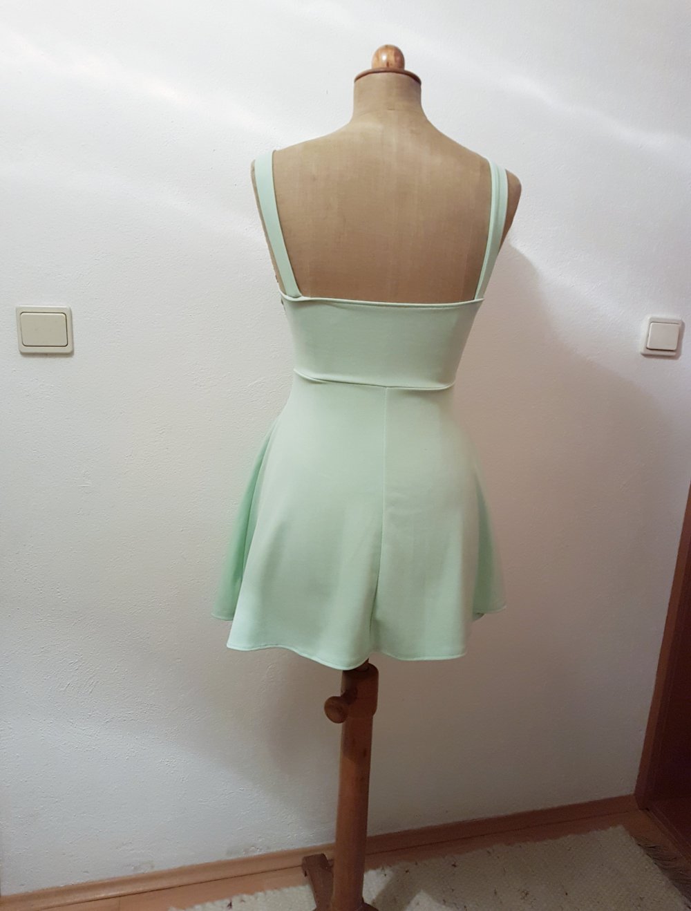 neues kurzes Kleid