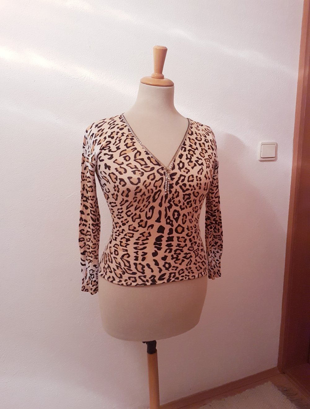 feinstrick pullover mit leoprint