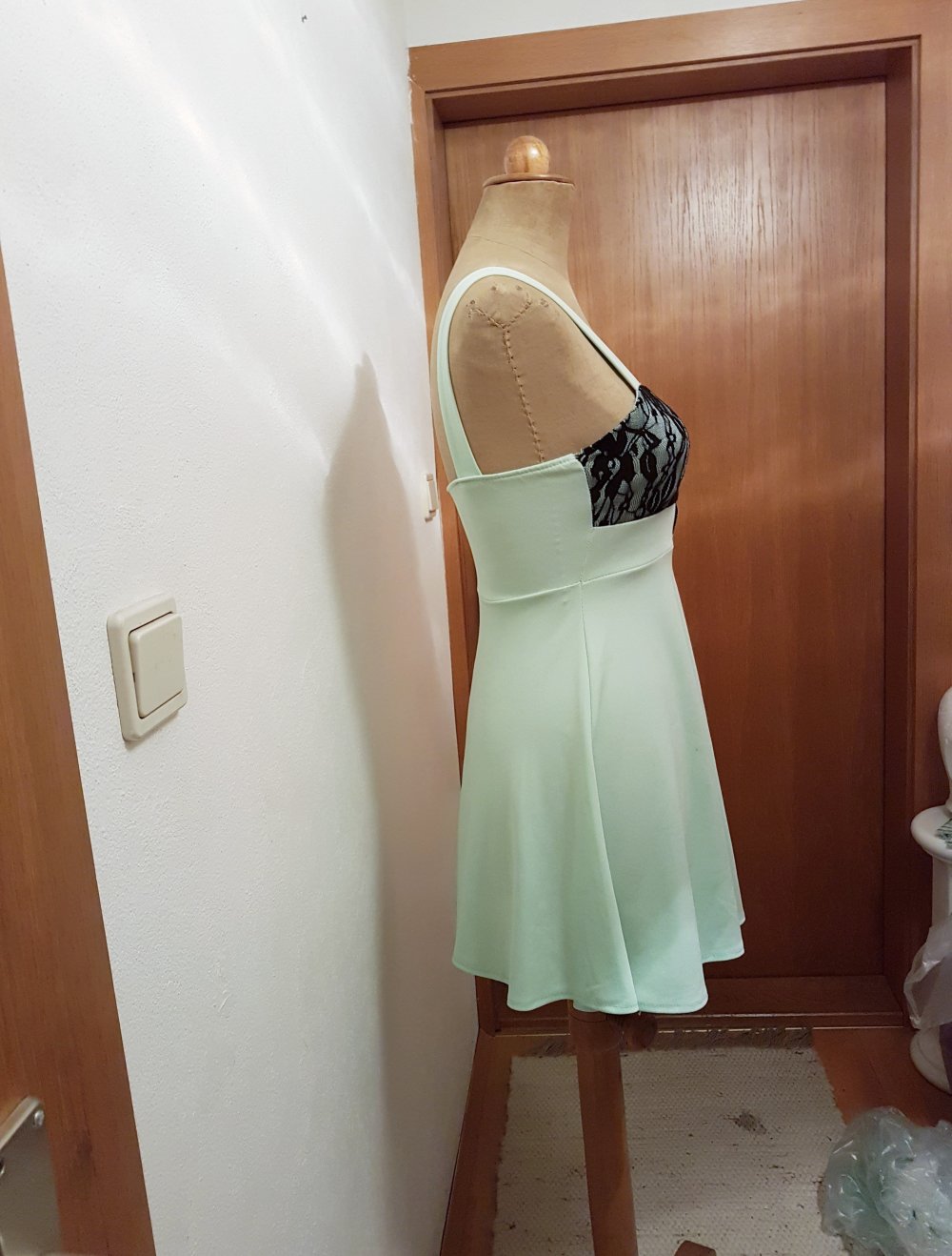neues kurzes Kleid
