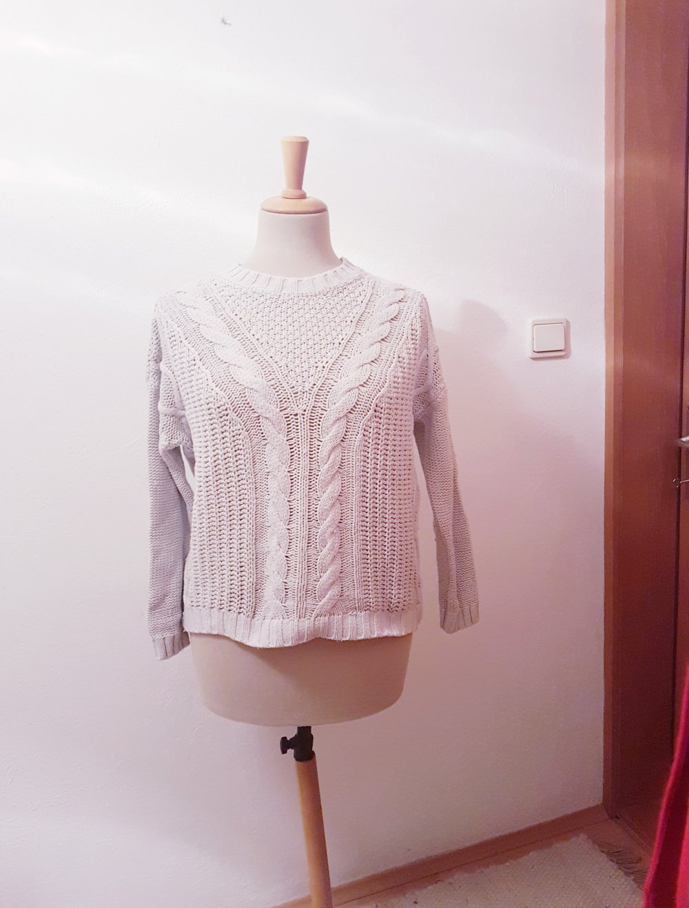 strickpullover in weiß zopfmuster
