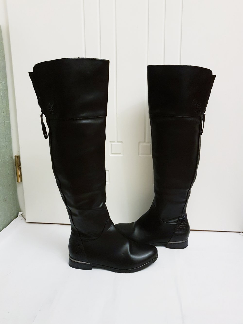 Schwarzer warme kniehohe stiefel