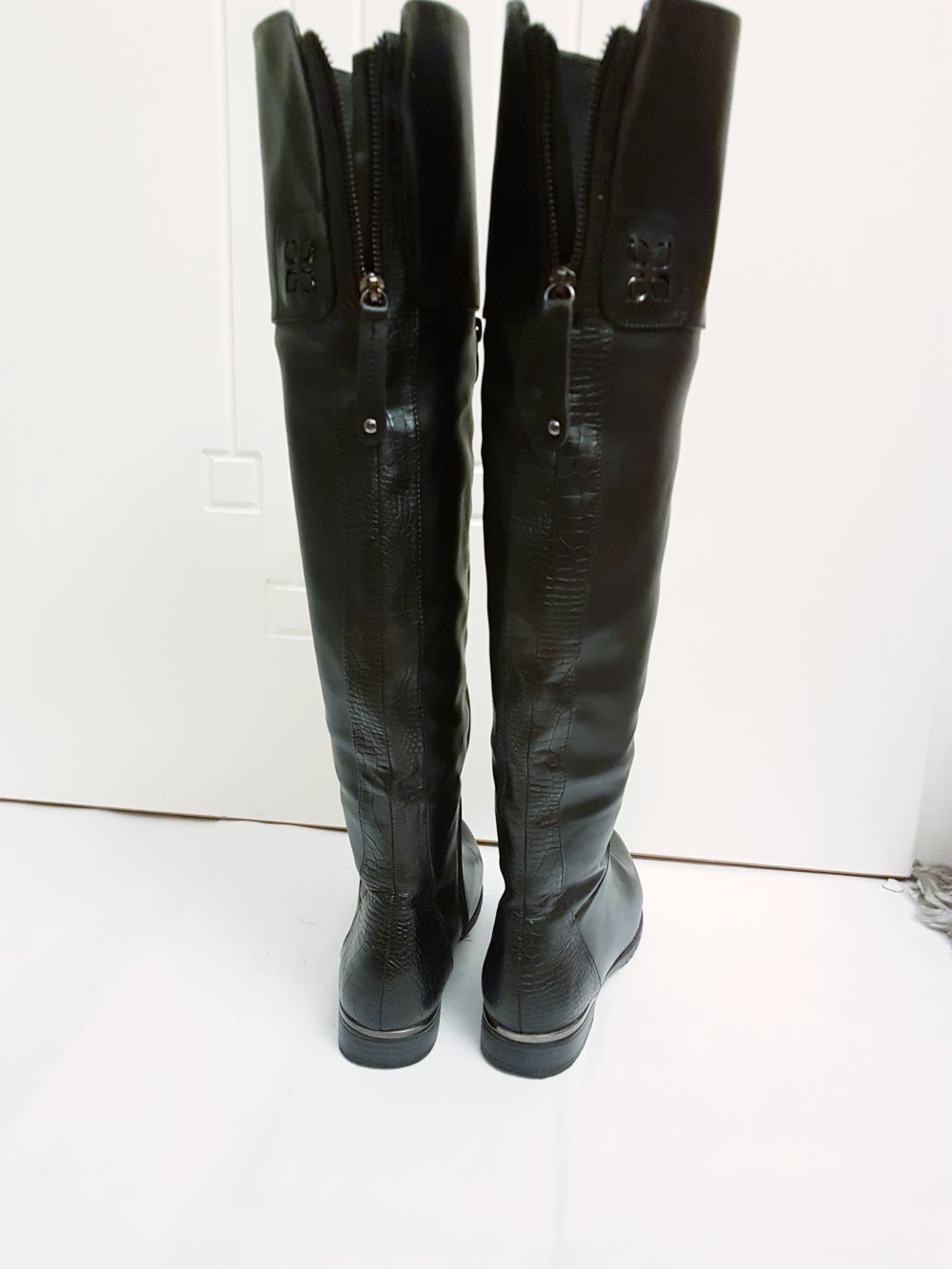 Schwarzer warme kniehohe stiefel