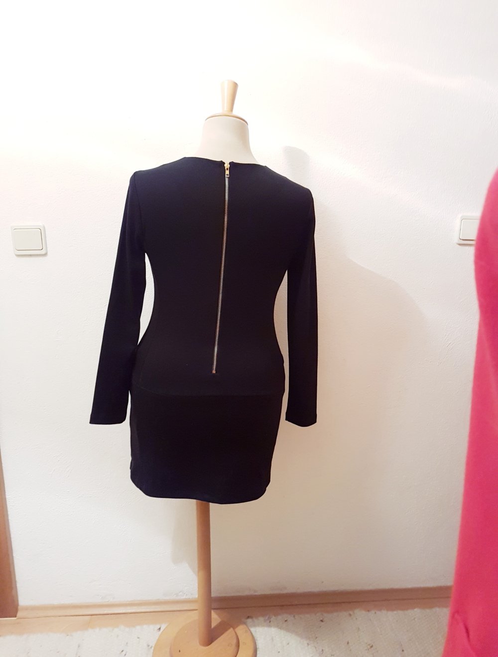 neues Schwarzes kleid mit Reißverschluss
