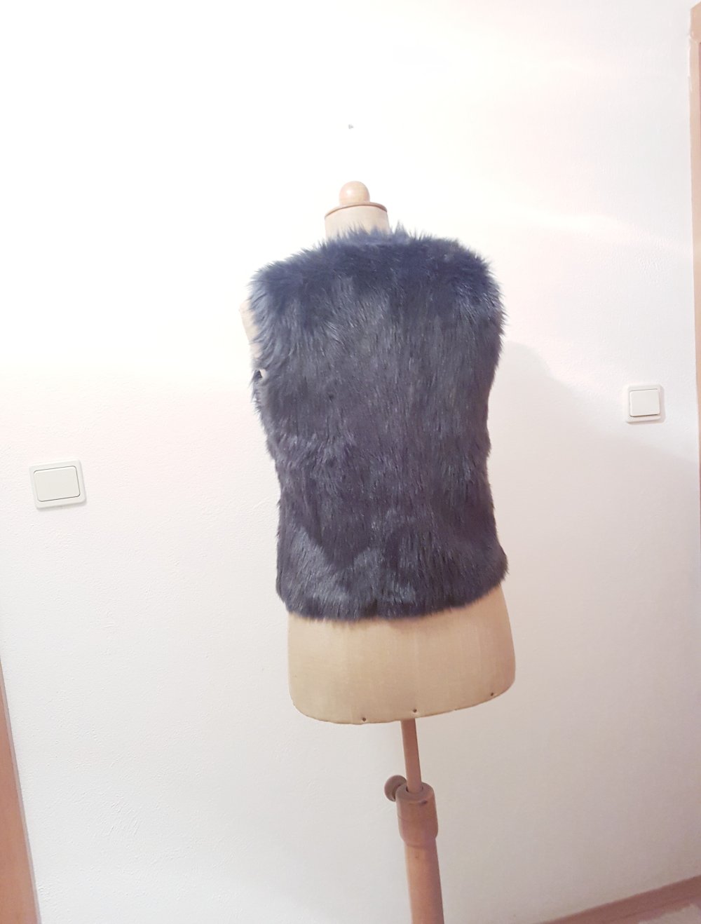 blau graue felljacke ärmellos