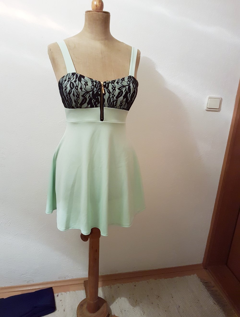 neues kurzes Kleid