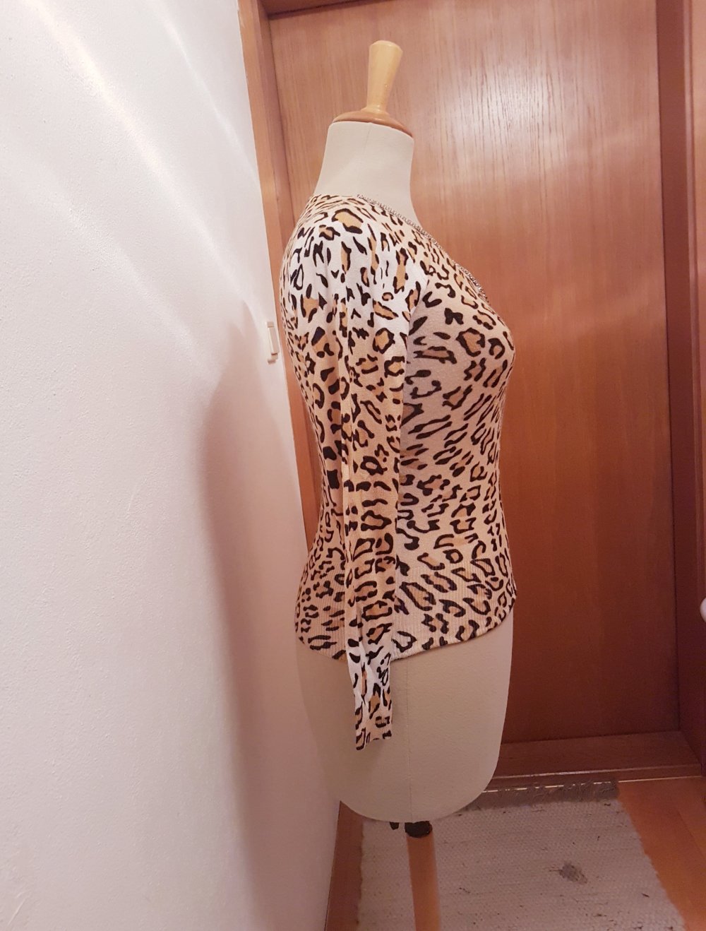 feinstrick pullover mit leoprint