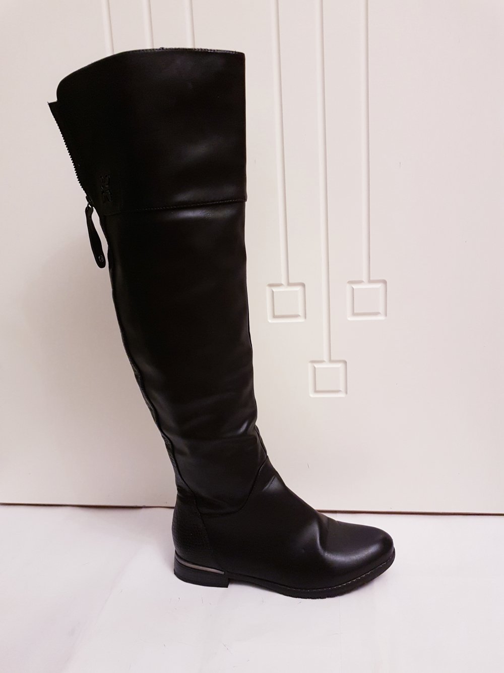 Schwarzer warme kniehohe stiefel