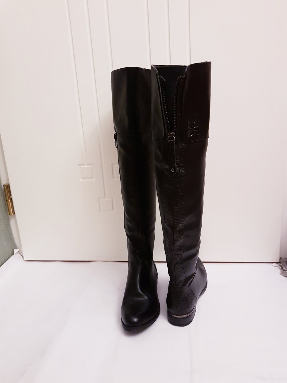 Schwarzer warme kniehohe stiefel