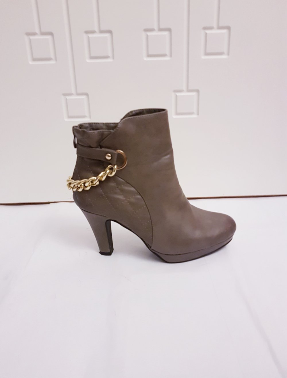 Neue braun gesteppte stiefeletten mit gold kette