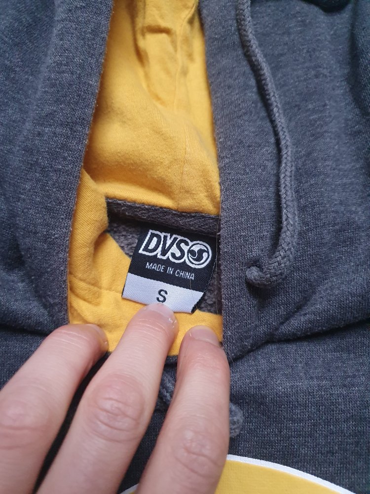 DVS Pullover Kapuze Hoddie in grau mit gelbem Logo in S meliert