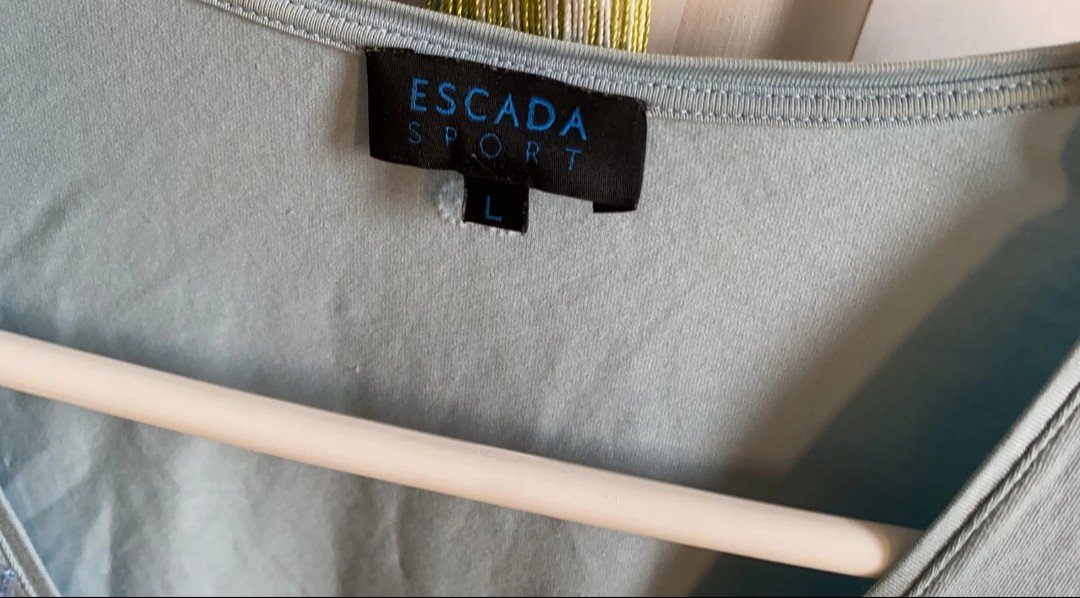 Shirt von Escada hellblau mit Perlen bestickt L