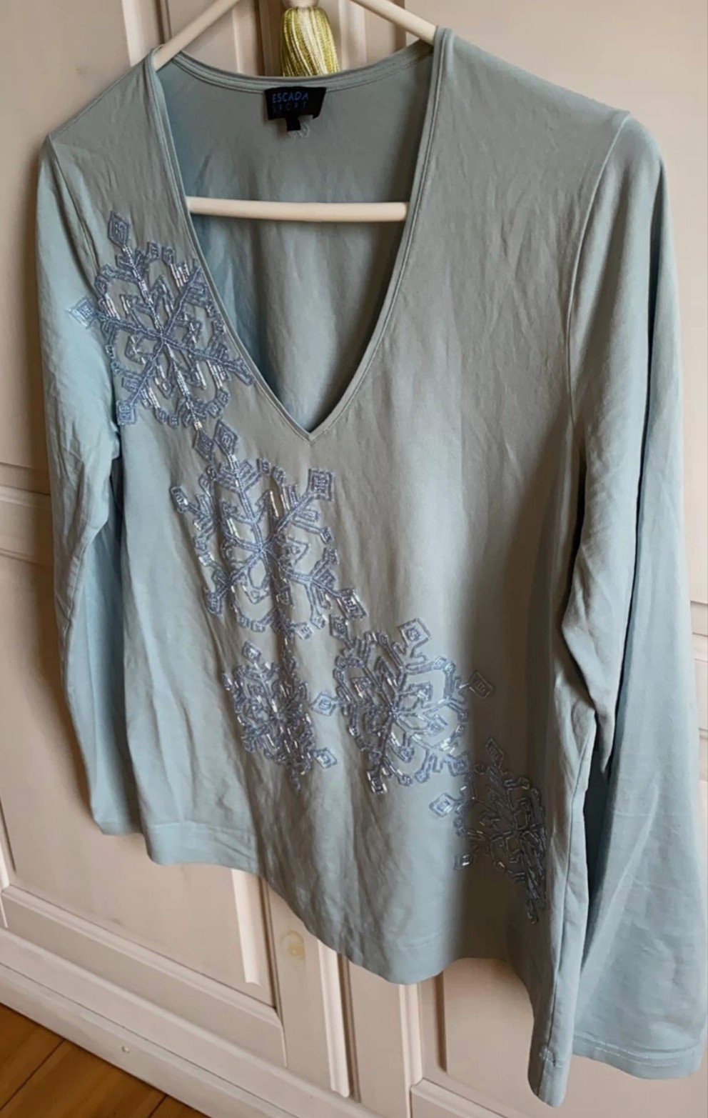 Shirt von Escada hellblau mit Perlen bestickt L