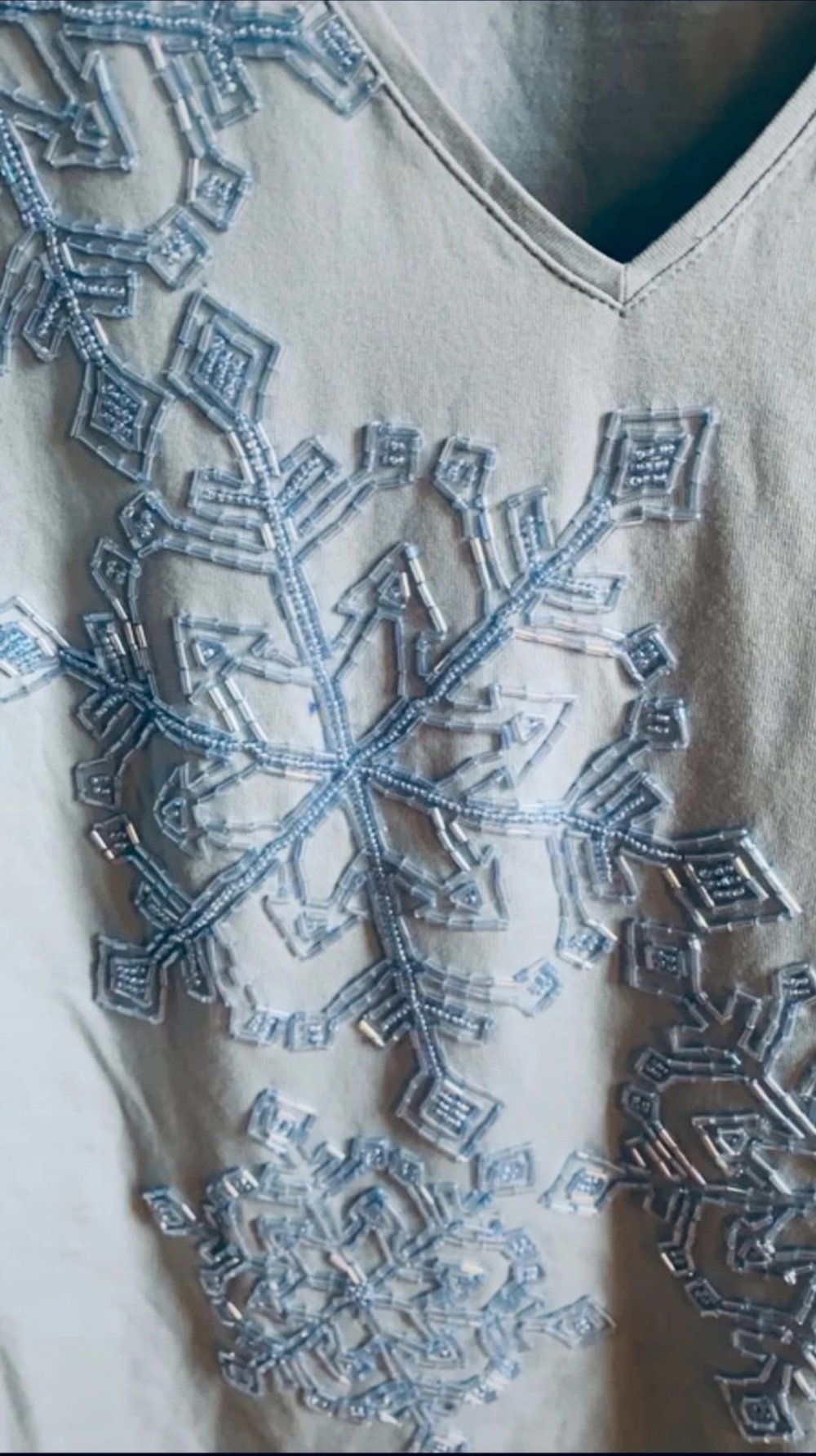 Shirt von Escada hellblau mit Perlen bestickt L