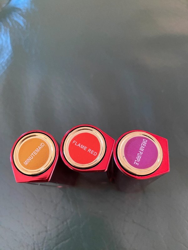 Pflegelippenstift von Kailijumei nach den auftragen verändern sie die Farbe mit Goldpartikel