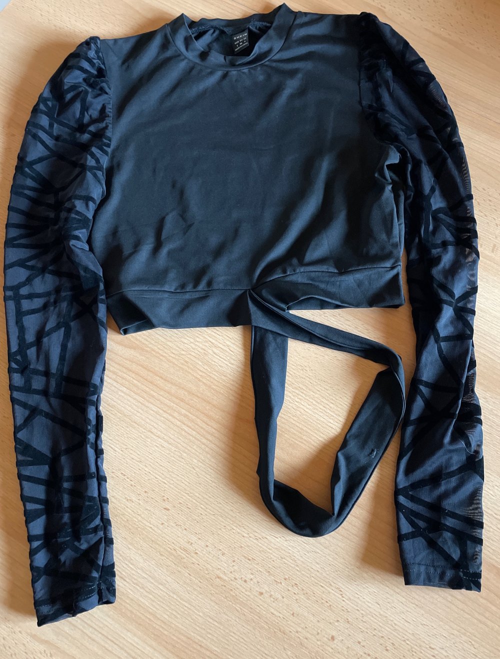 Schwarzes Crop Top mit Ärmeln