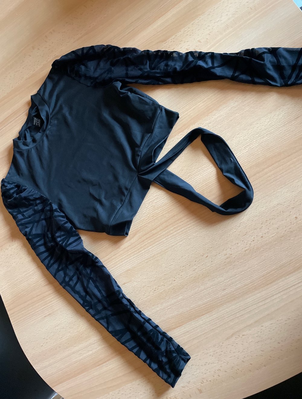 Schwarzes Crop Top mit Ärmeln