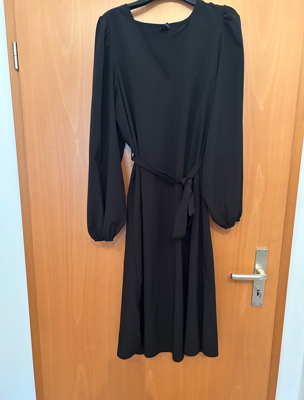 schwarzes Kleid