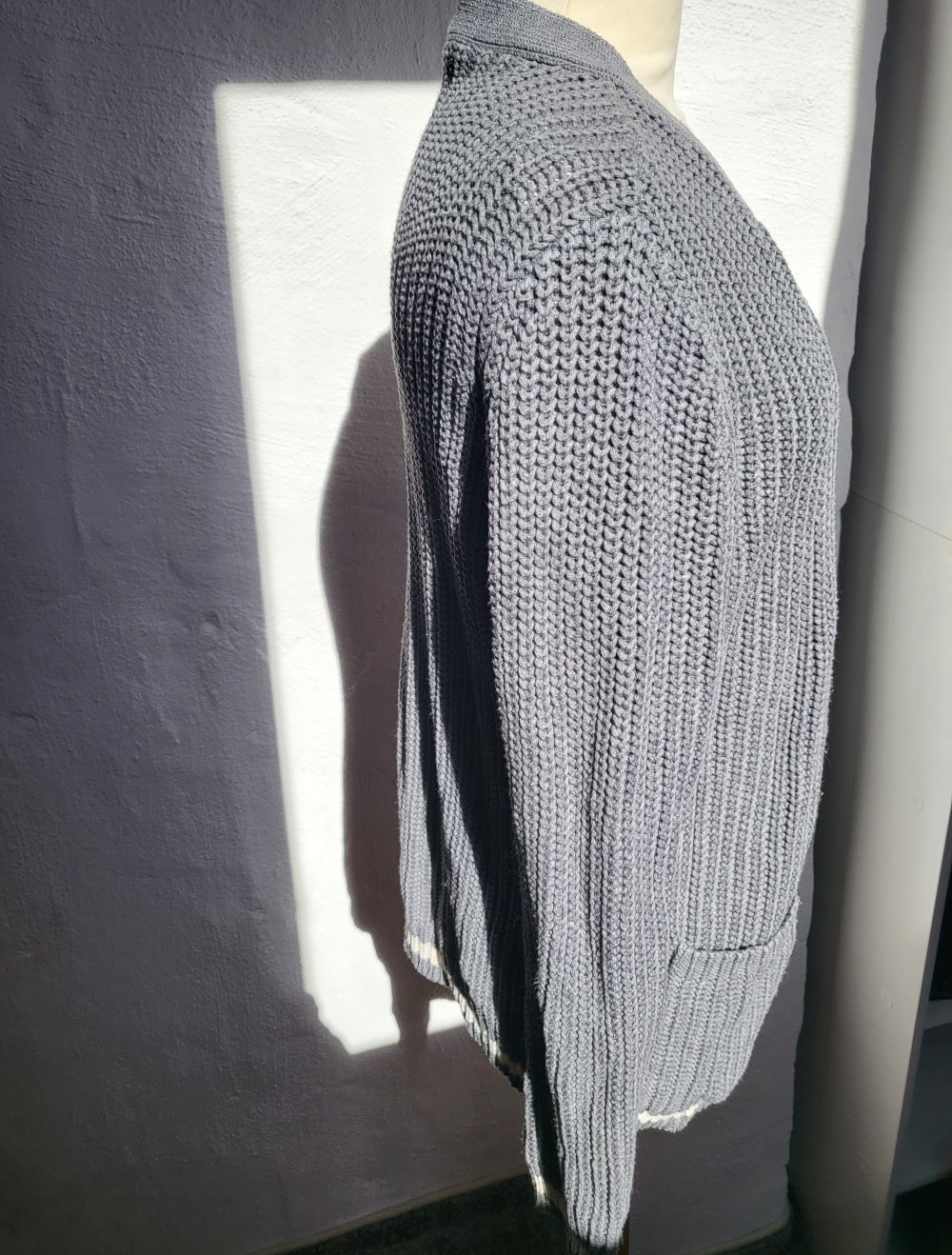 graue Strickjacke
