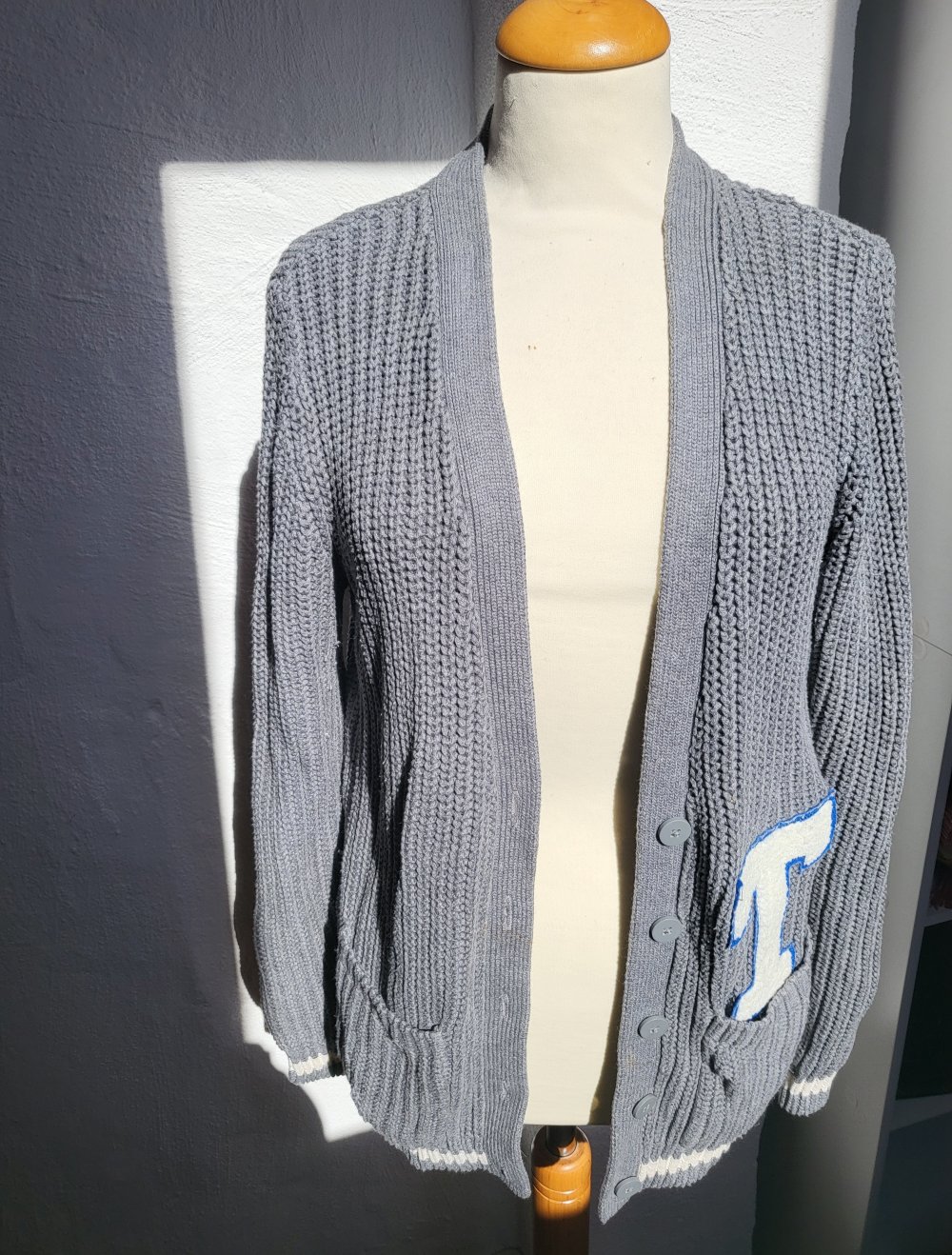 graue Strickjacke