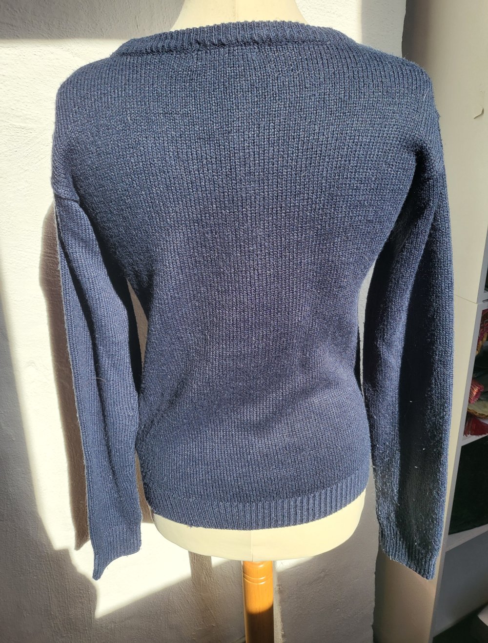 blauer Pullover