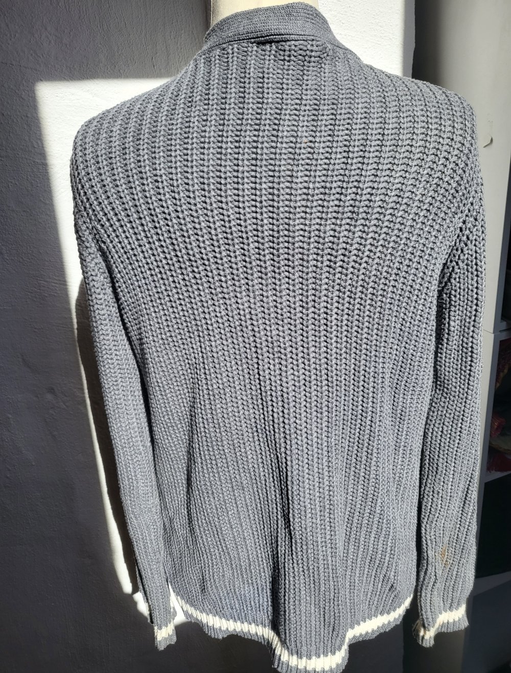 graue Strickjacke