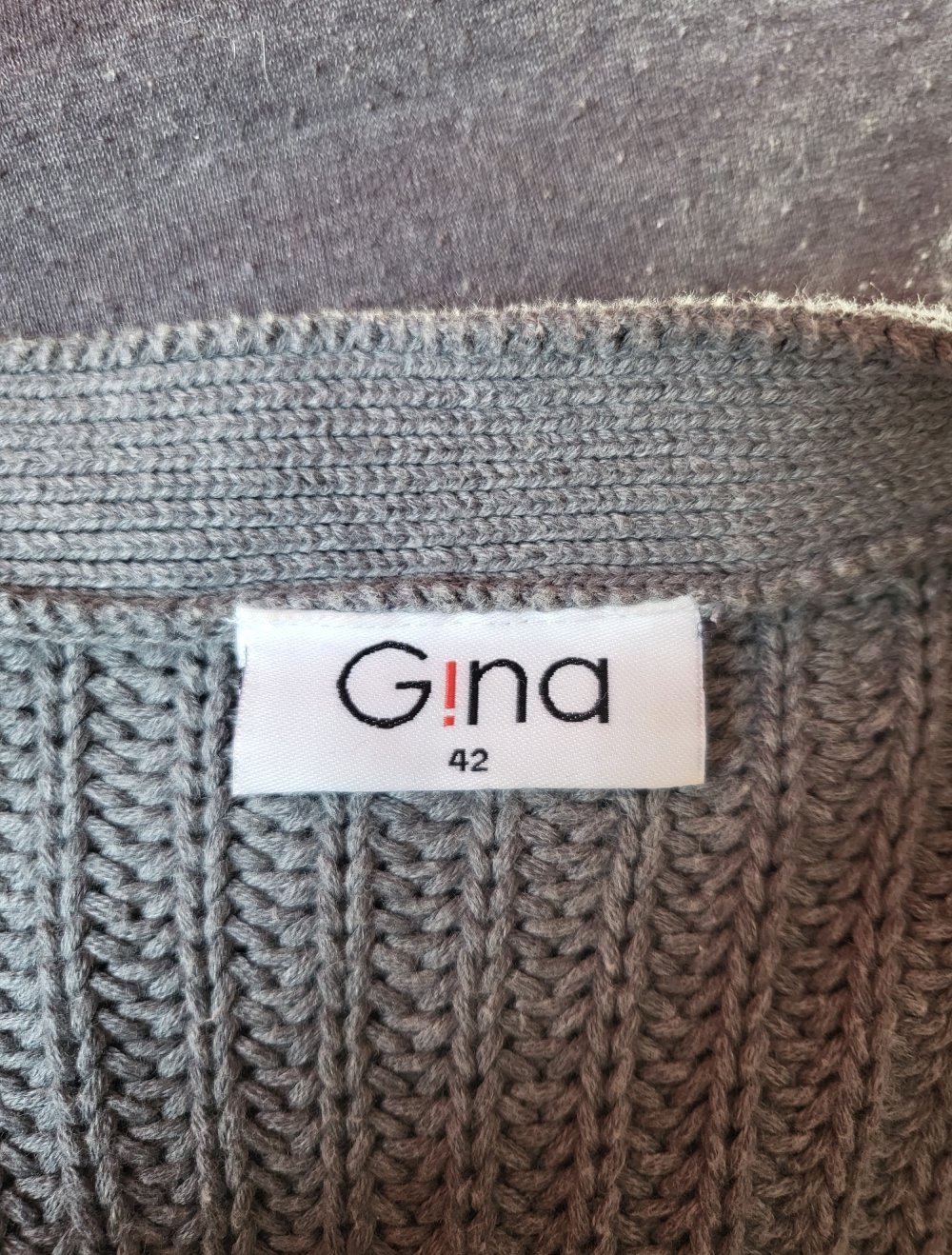 graue Strickjacke