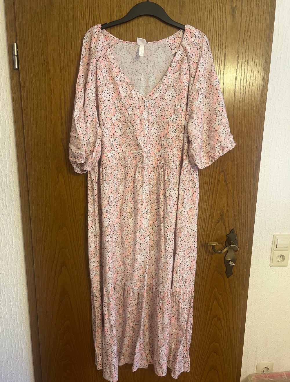 Rosa/Weiß geblümtes Kleid