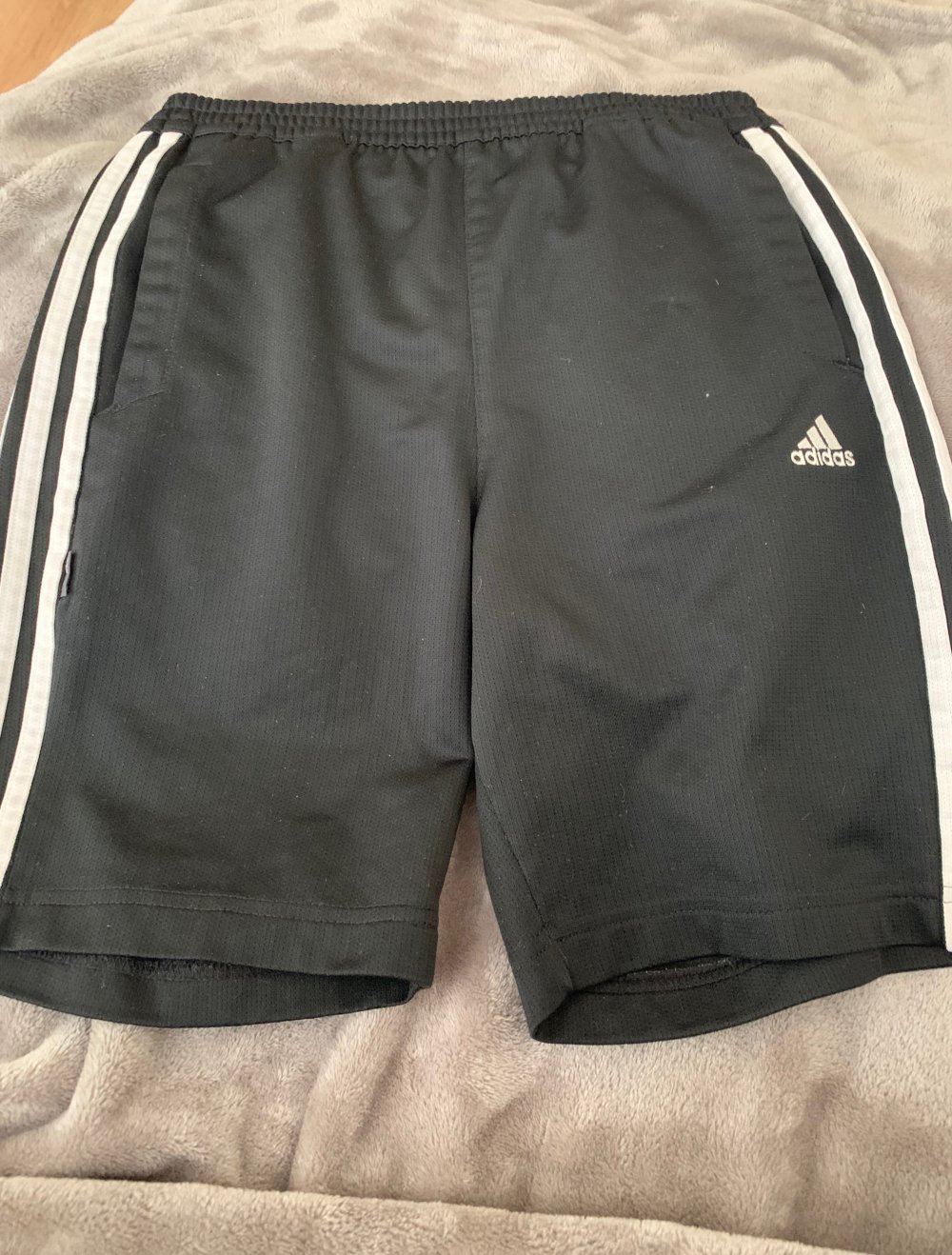 kurze Adidas Hose