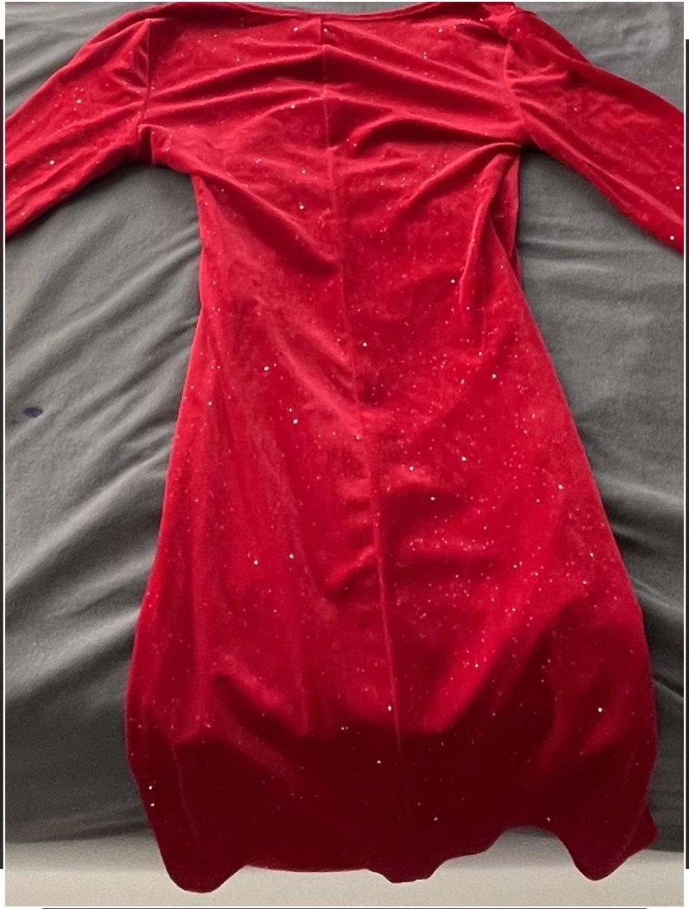 Figurbetontes Samt Kleid mit Rüschen vorne