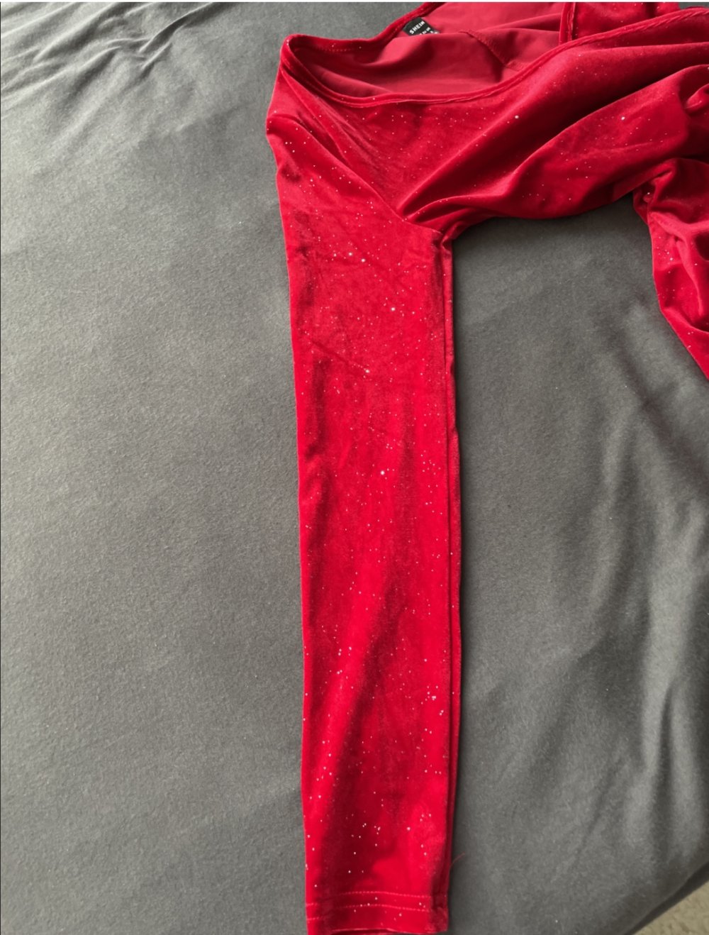 Figurbetontes Samt Kleid mit Rüschen vorne