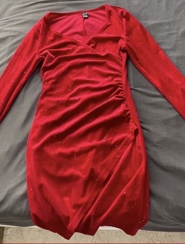 Figurbetontes Samt Kleid mit Rüschen vorne