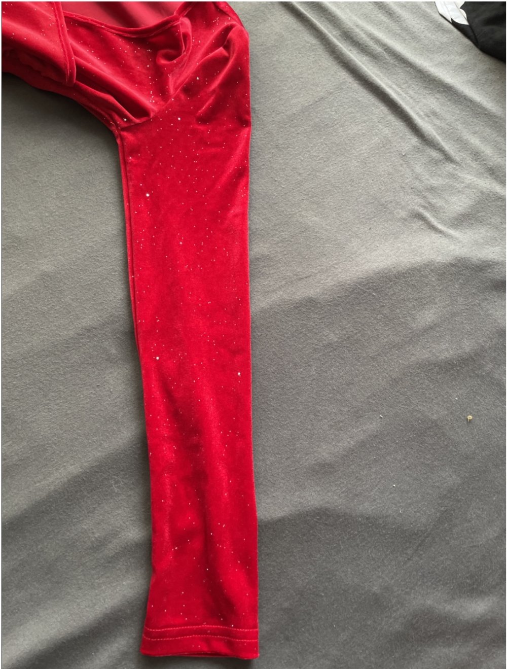 Figurbetontes Samt Kleid mit Rüschen vorne