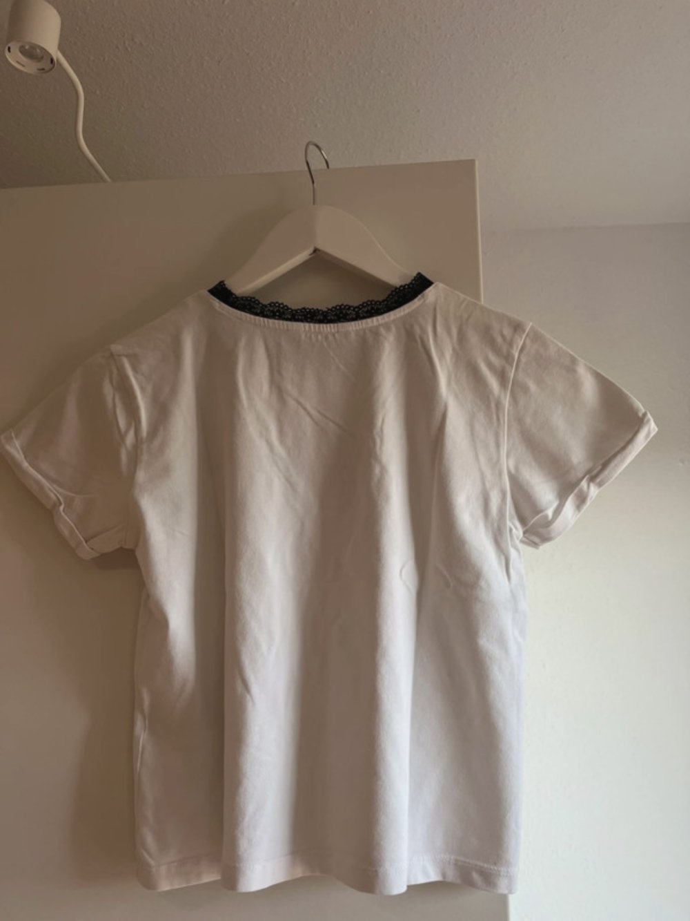 Weises Shirt