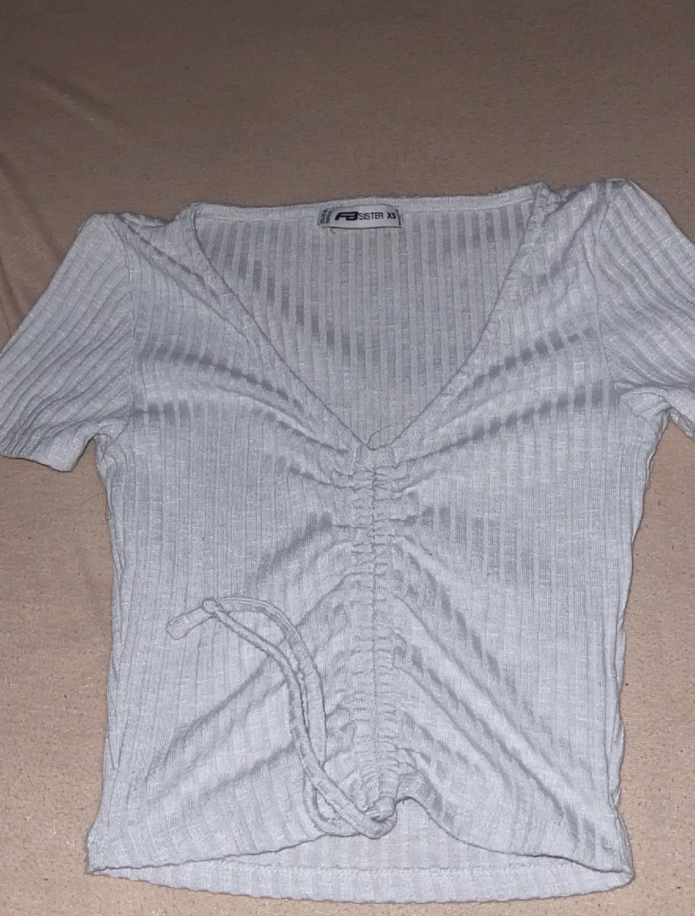 crop Shirt mit leichtem V-Ausschnitt