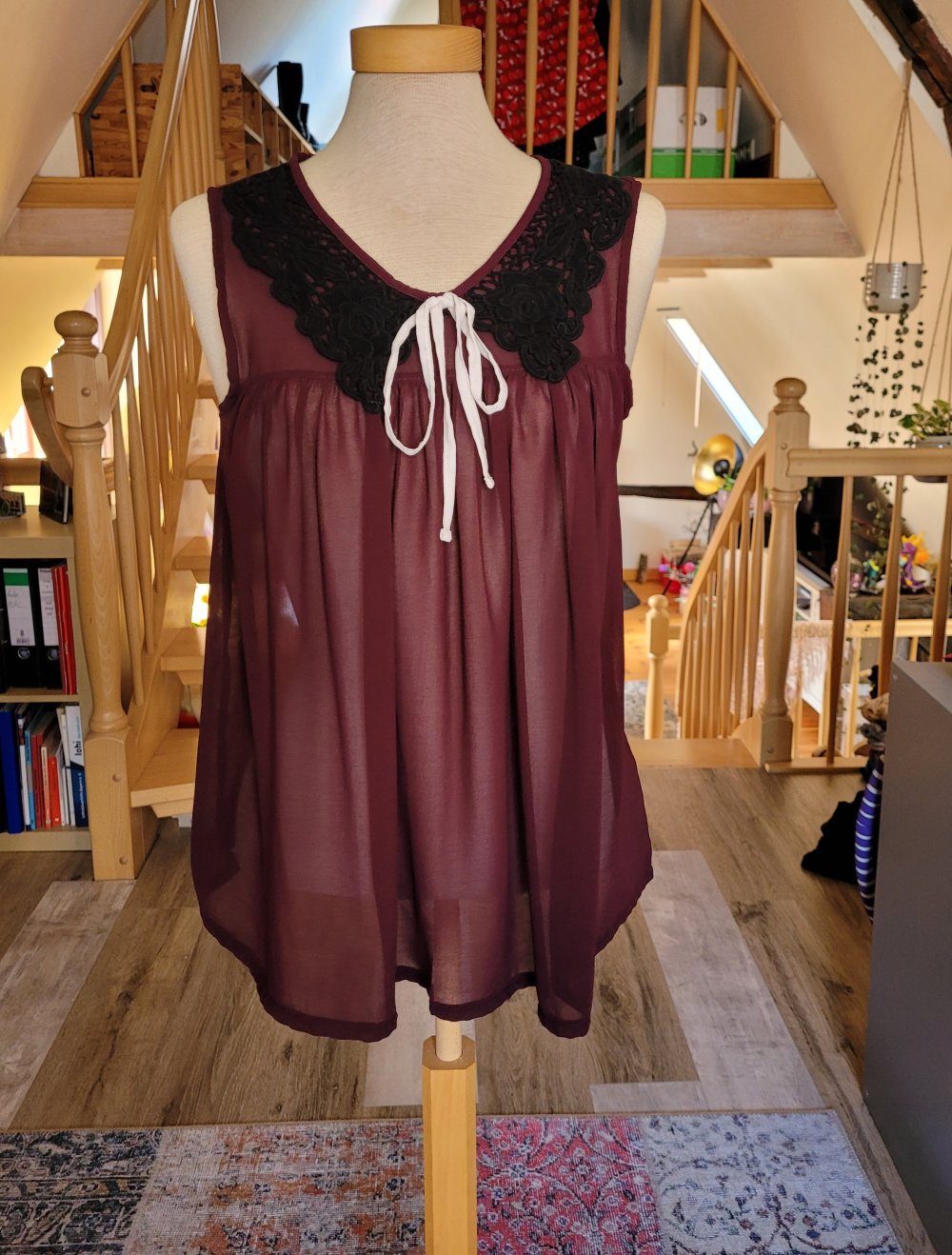 Bluse Bubikragen bordeauxrot Häkelkragen Chiffon