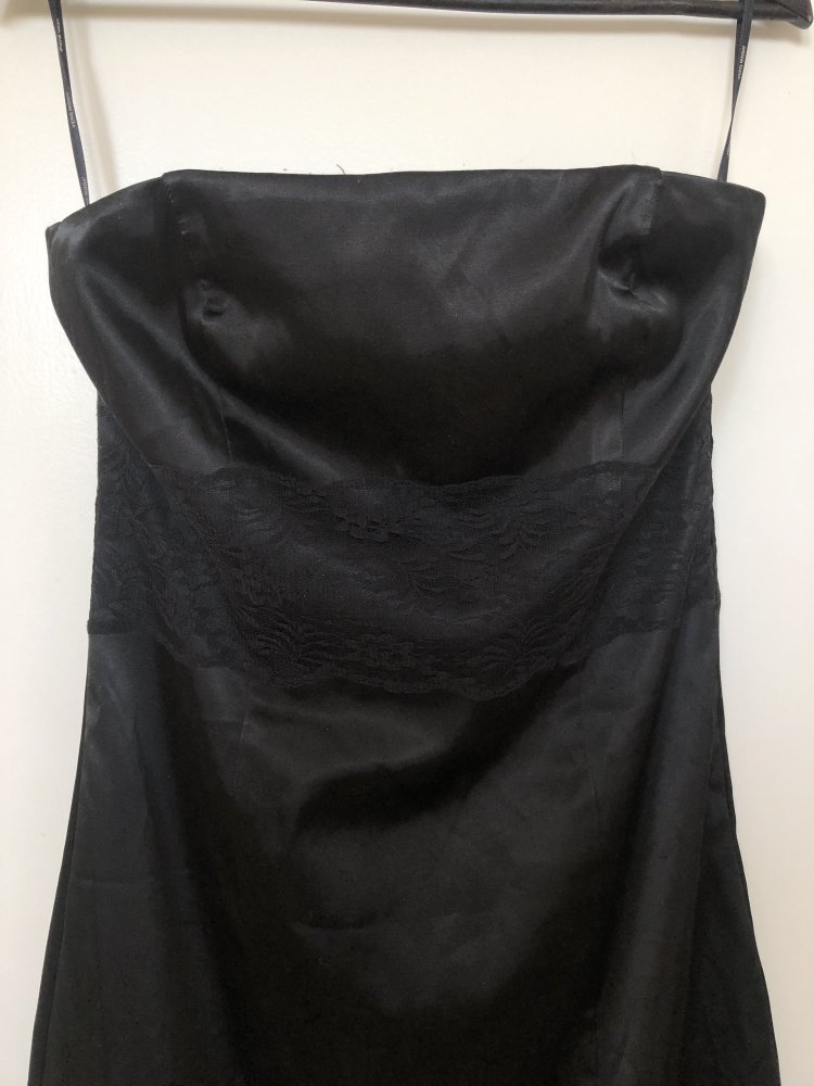 Schwarzes schulterfreies Kleid mit Spitze