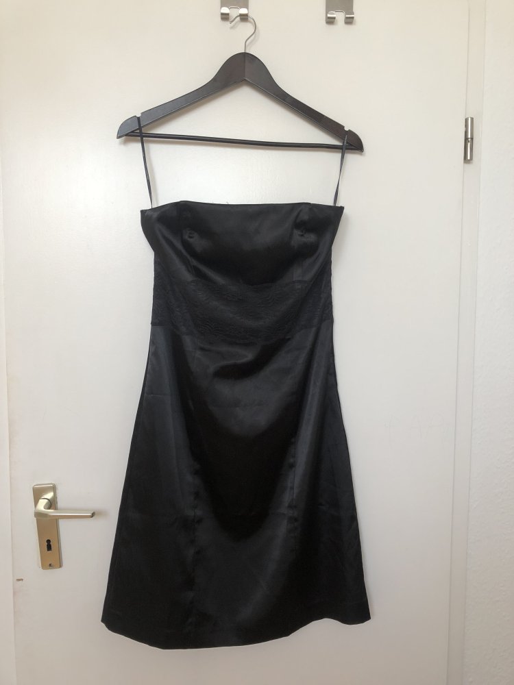 Schwarzes schulterfreies Kleid mit Spitze